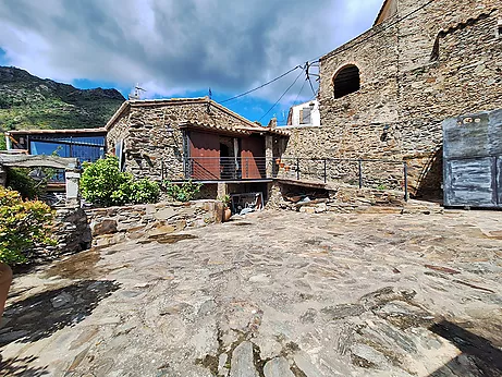 Découvrez ce joyau de la Vall de Santa Creu avec vue sur le monastère de Sant Pere de Rodes et le parc naturel du Cap de Creus !