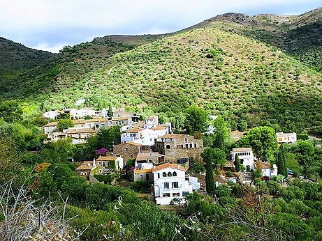 Découvrez ce joyau de la Vall de Santa Creu avec vue sur le monastère de Sant Pere de Rodes et le parc naturel du Cap de Creus !